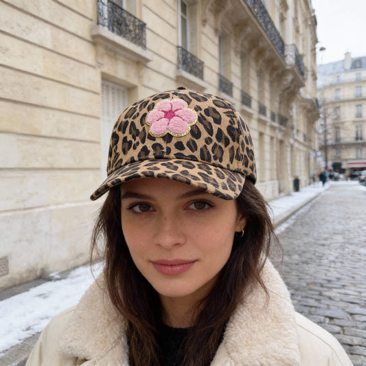 Casquette léopard avec fleur rose