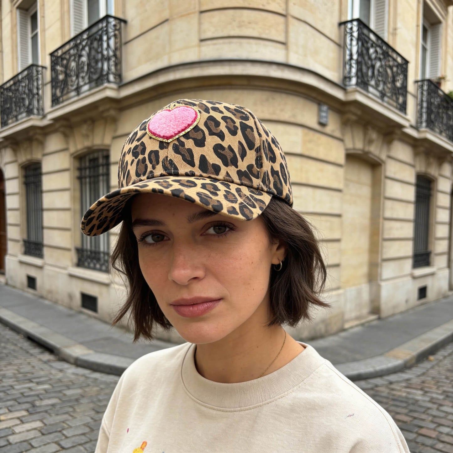 Casquette léopard cœur rose – touche girly et tendance