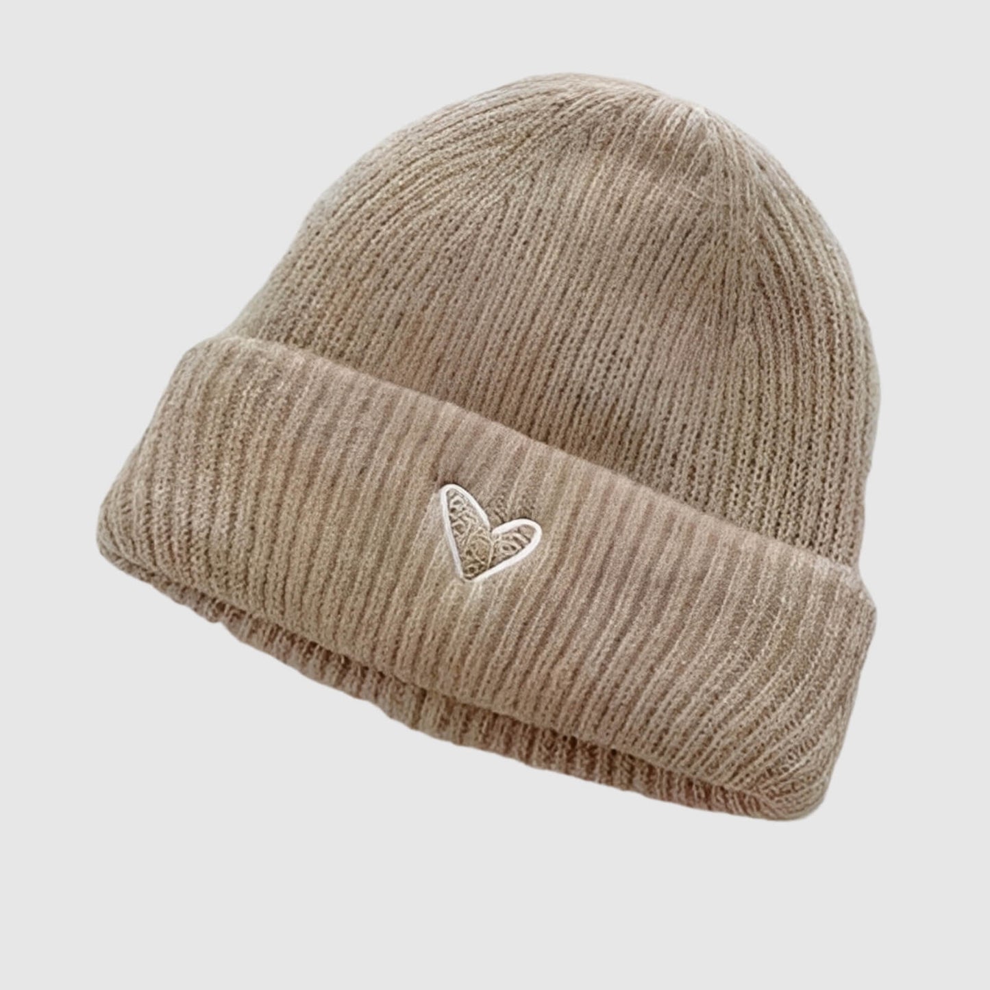 Bonnet enfant cœur brodé – douceur et chaleur pour l’hiver