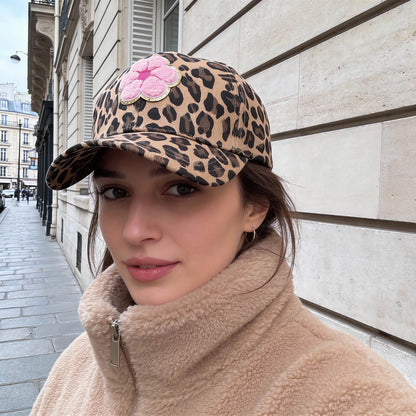 Casquette léopard avec fleur rose