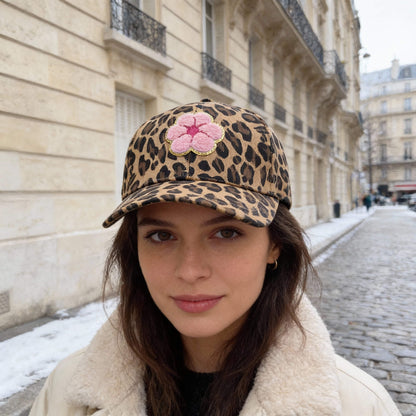 Casquette léopard avec fleur rose