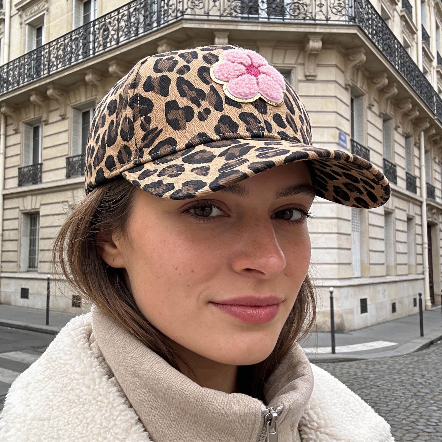Casquette léopard avec fleur rose