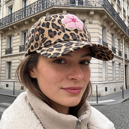Casquette léopard avec fleur rose