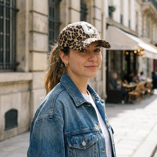 Casquette léopard avec lettre C blanche