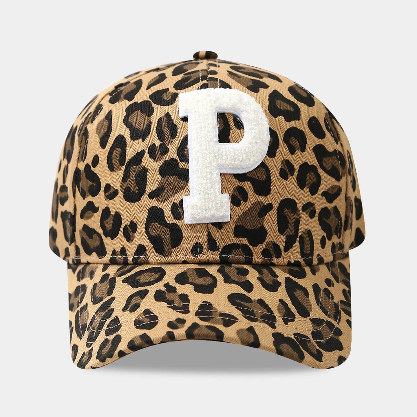 Casquette léopard avec lettre P blanche