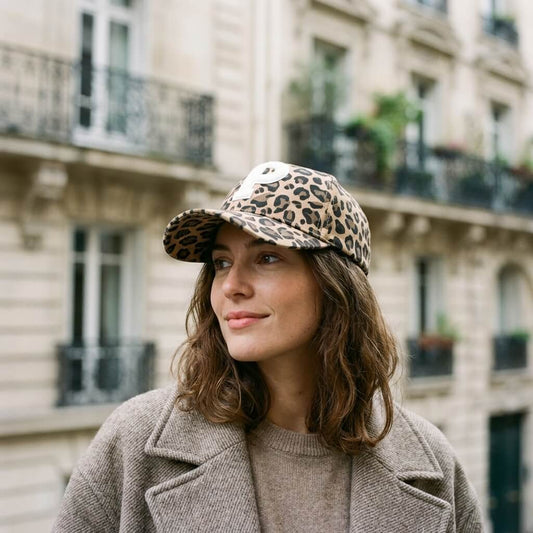 Casquette léopard avec lettre P blanche