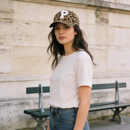 Casquette léopard avec lettre P blanche