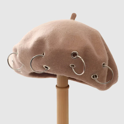 Béret en laine pour femme style rock avec anneaux métalliques