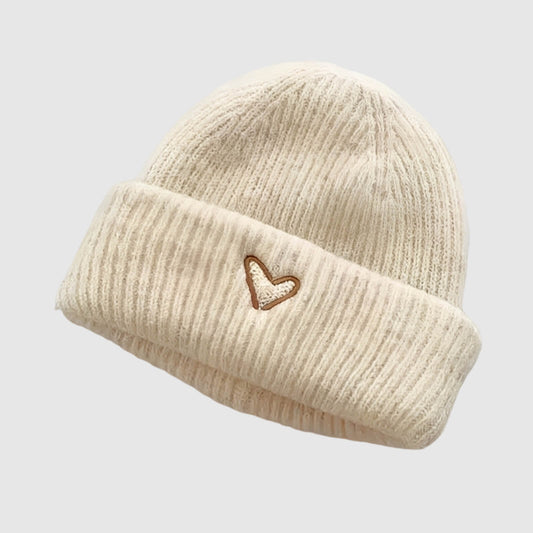 Bonnet enfant cœur brodé – douceur et chaleur pour l’hiver