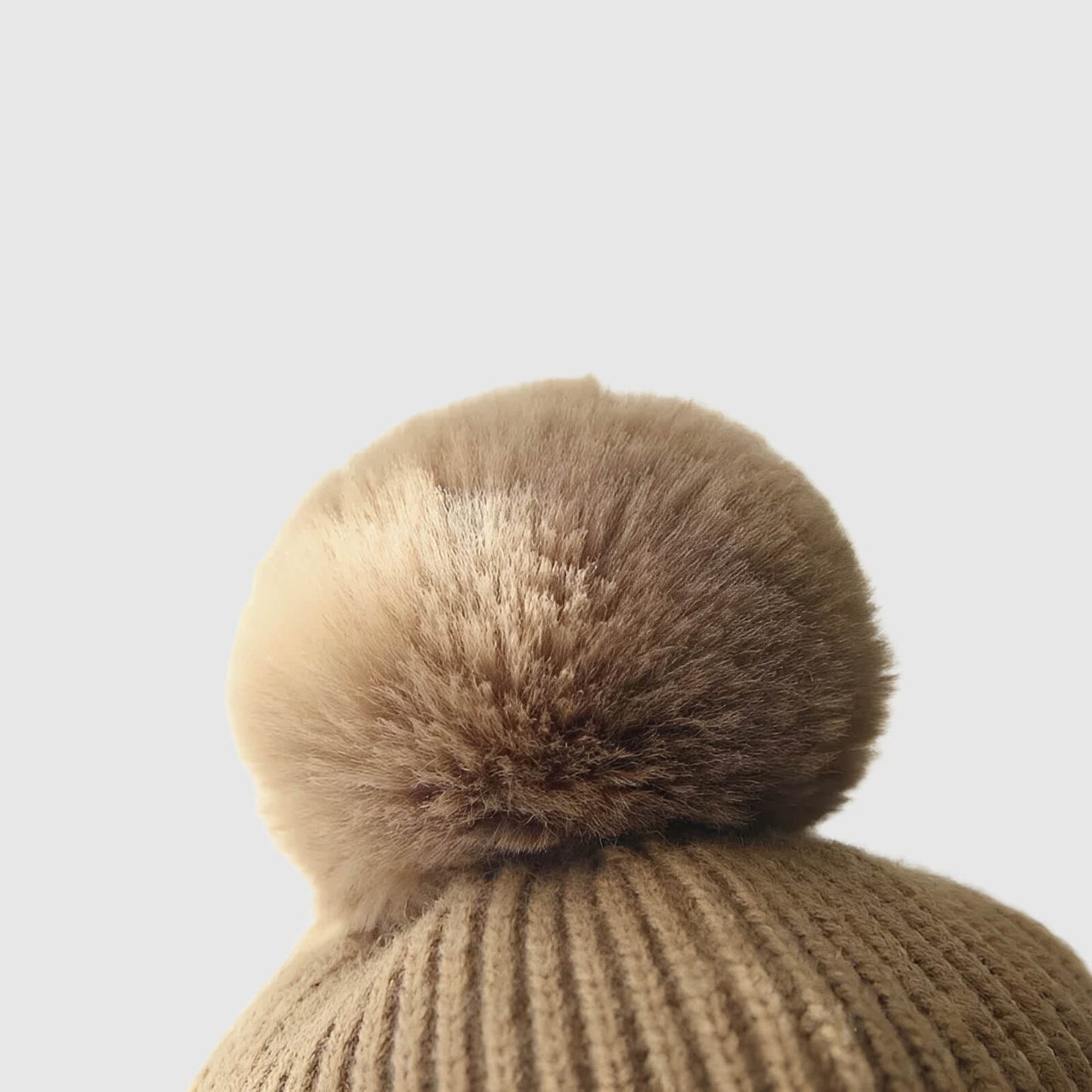 Bonnet enfant pompon – bien chaud avec cache-oreilles