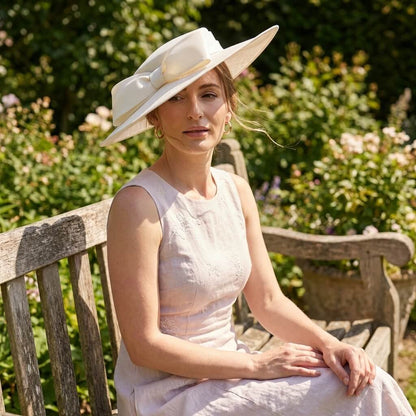 Chapeau de mariage à large bord et grand nœud pour femme