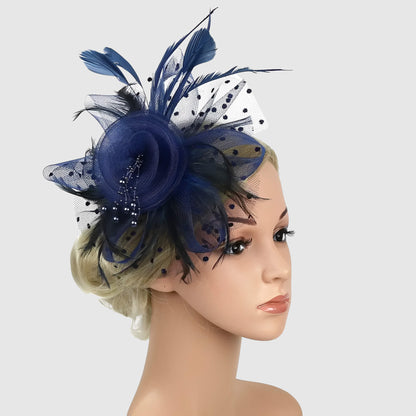 Chapeau de mariage fleur en voile et plumes sur serre-tête