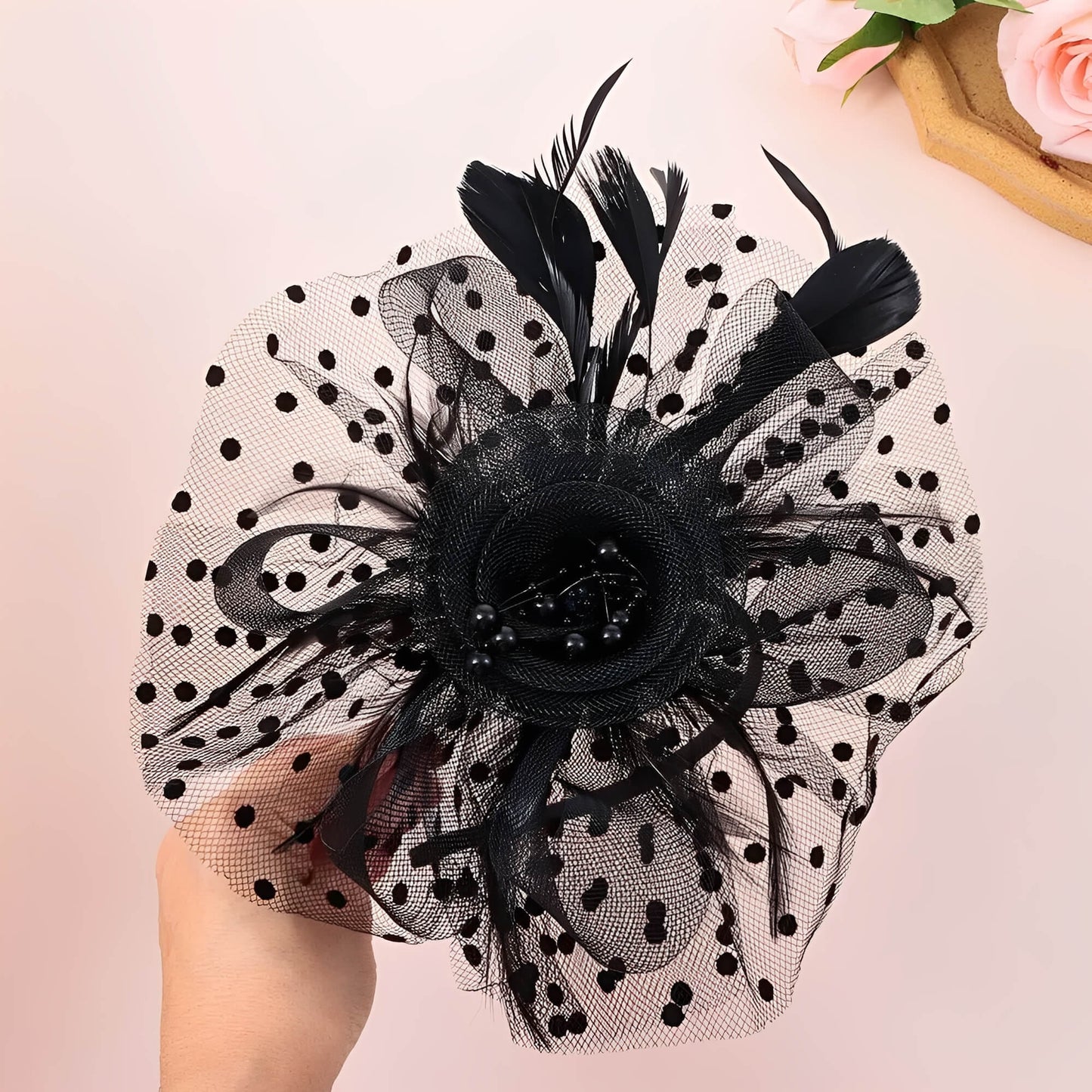 Chapeau de mariage fleur en voile et plumes sur serre-tête