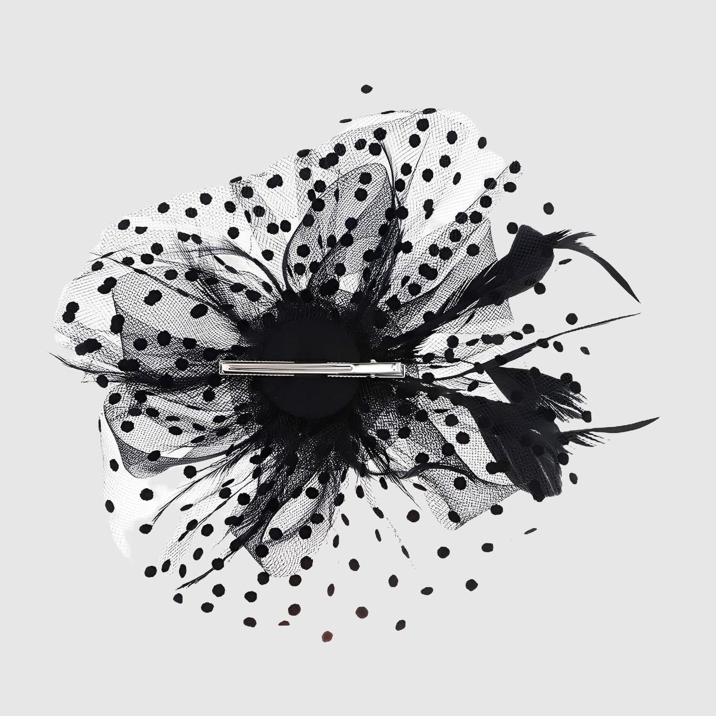 Chapeau de mariage fleur en voile et plumes sur serre-tête