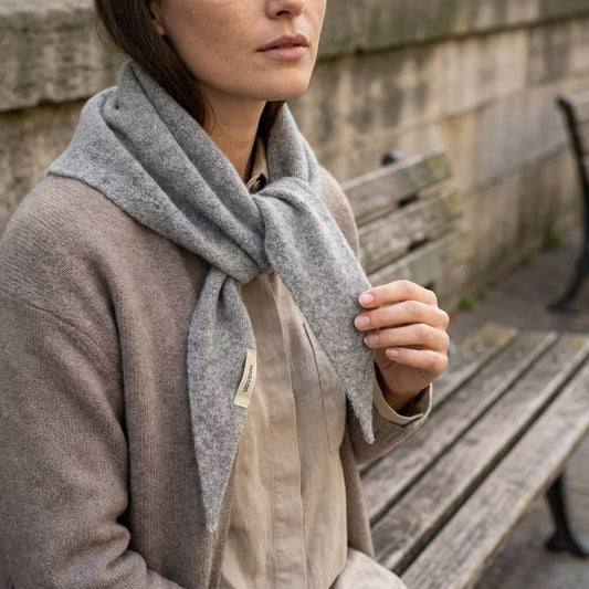 Écharpe triangle en maille douce pour femme